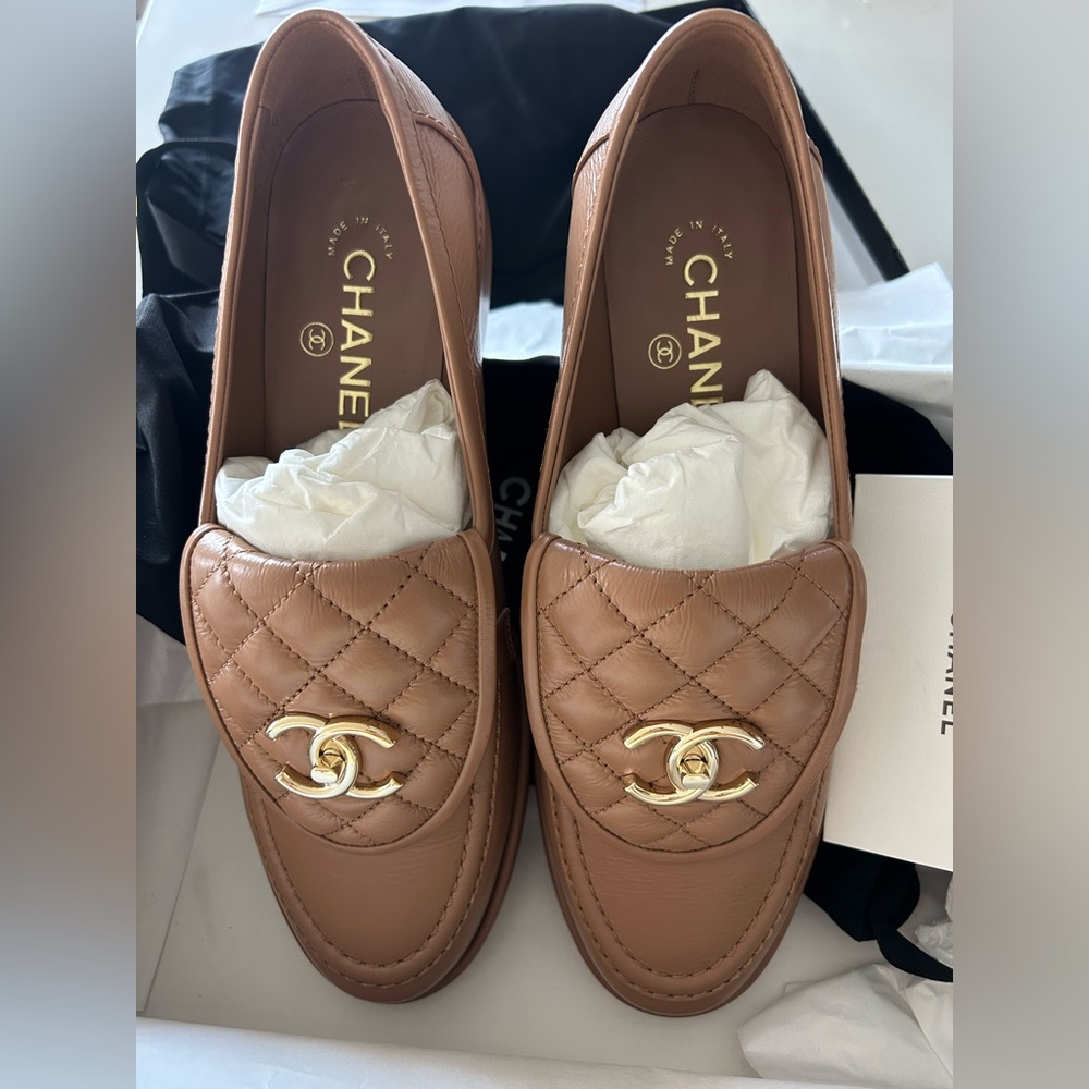 CHANEL crumpled lambskin, quilted CC, gold turnlock moccasins, dark beige, 40